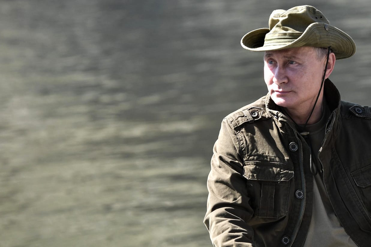 Wladimir Putin in einem Boot auf dem Jenissei-Fluss: Neben den Bergen erkundete der russiche Präsident die Region auch auf dem Wasser.