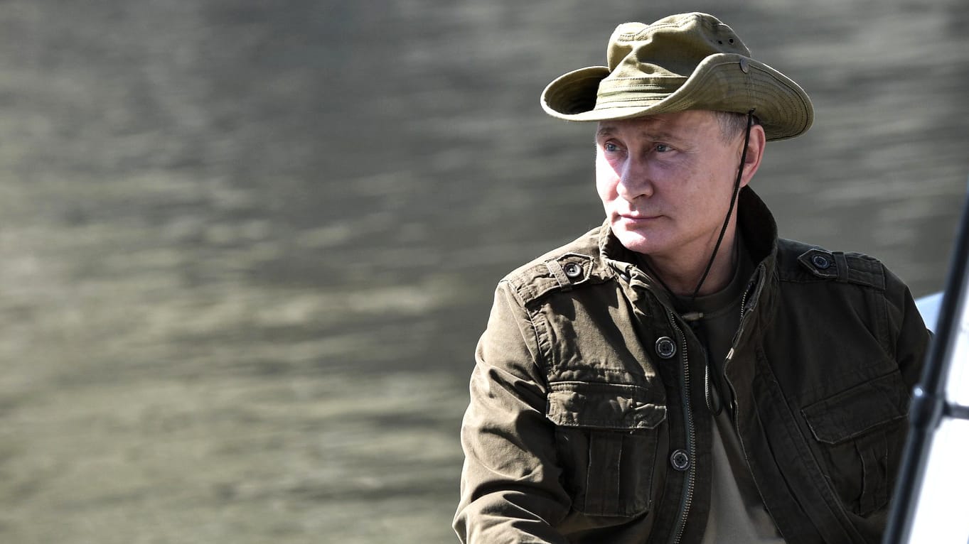 Wladimir Putin in einem Boot auf dem Jenissei-Fluss: Neben den Bergen erkundete der russiche Präsident die Region auch auf dem Wasser.