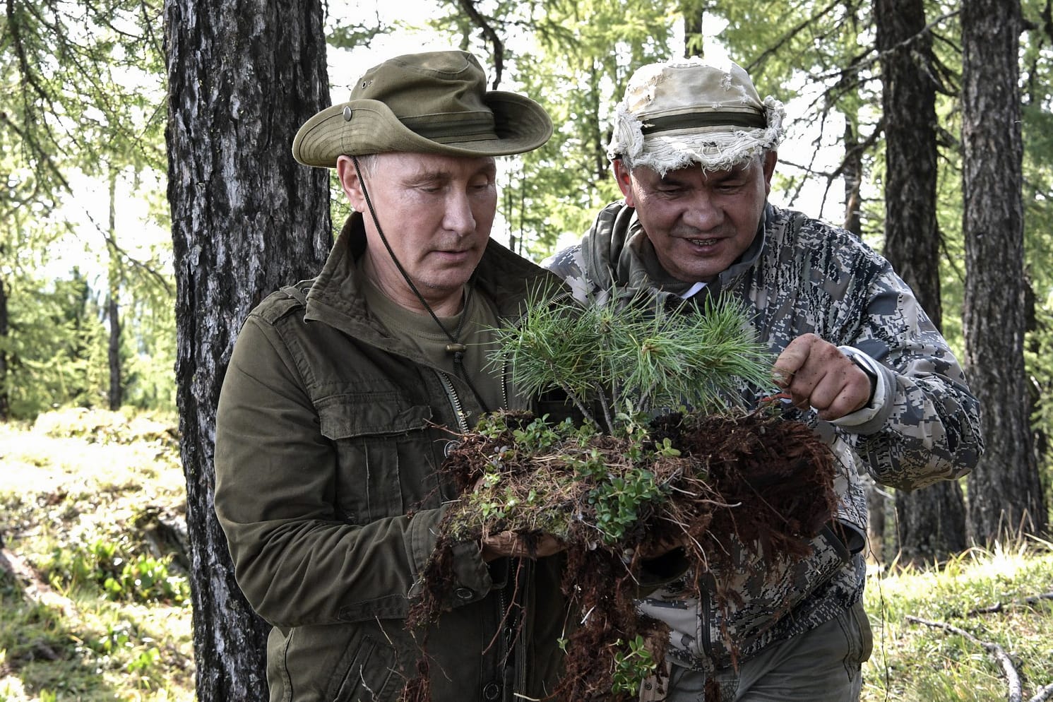 Wladimir Putin unterhält sich mit Sergei Schoigu, dem Verteidigungsminister von Russland: Schoigu stammt aus Tuwa und hat den Präsidenten schon mehrfach dorthin eingeladen.