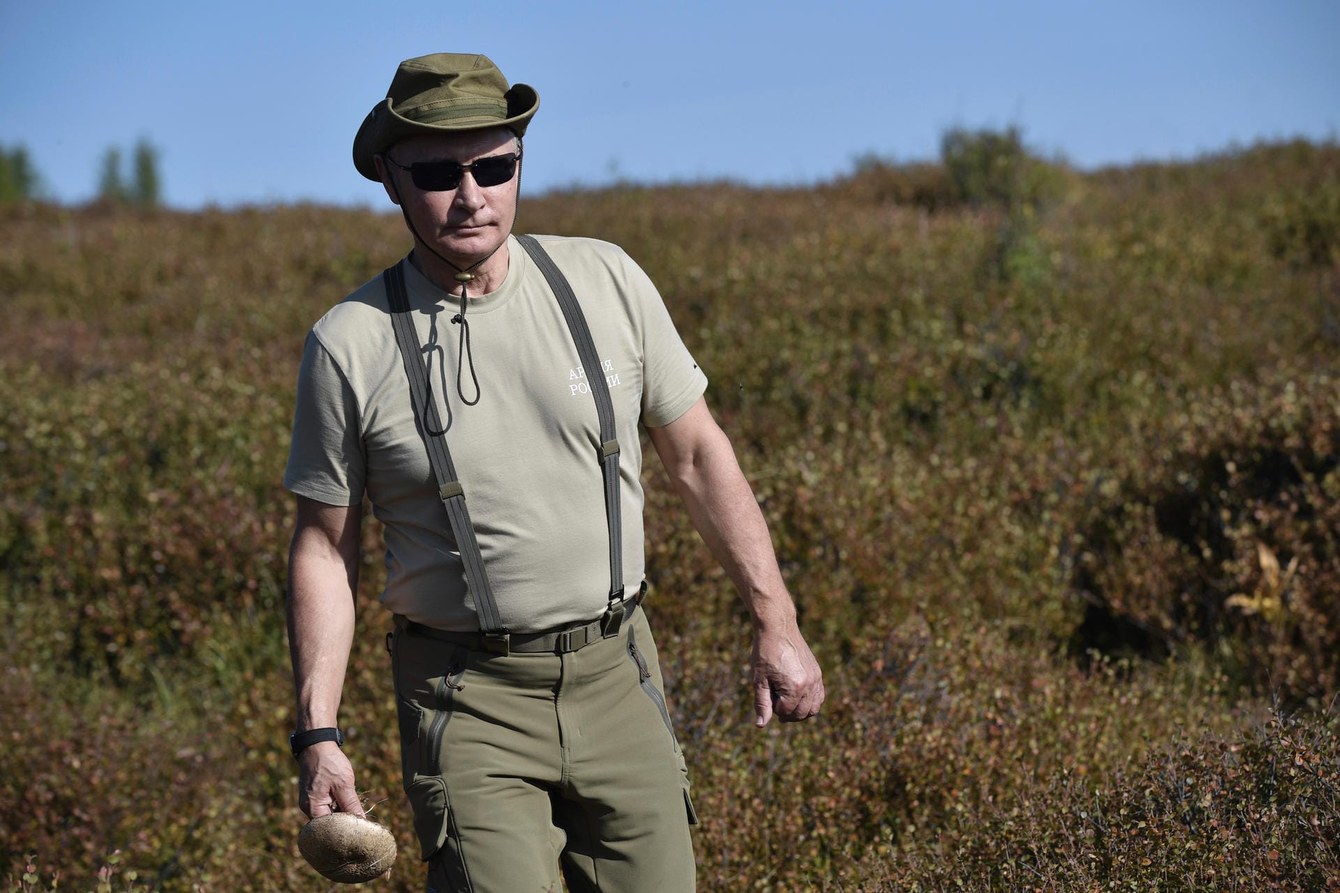 Wladimir Putin in der Tuwa mit einem großen Pilz in der Hand: In den letzten Jahren hatte sich der russische Präsident auch beim Fischen gezeigt, dieses Mal fand er einen Pilz.
