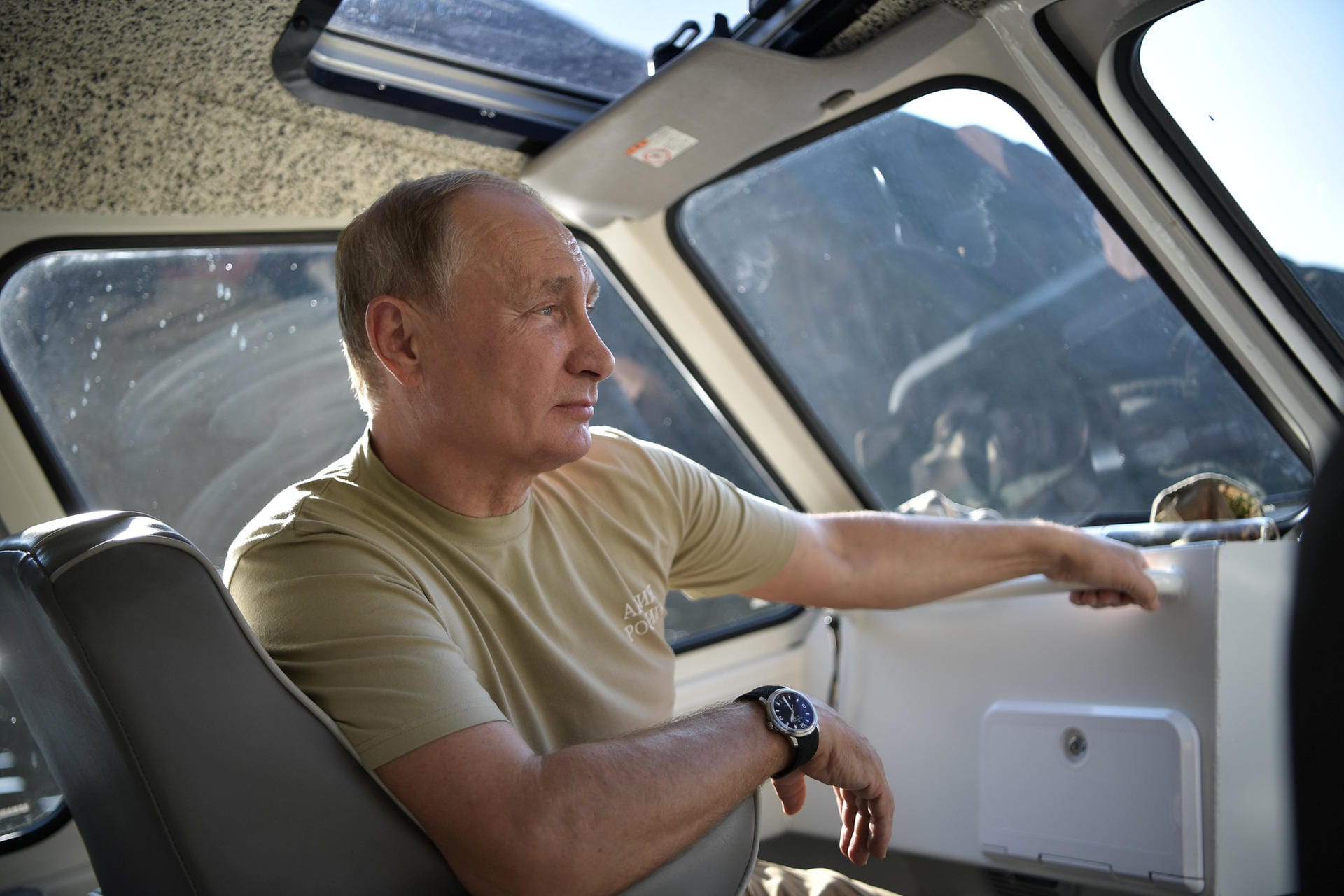 Wladimir Putin in dem Boot während der Flusstour: Die Fotografen begleiteten den Präsidenten ebenfalls auf seiner Reise.