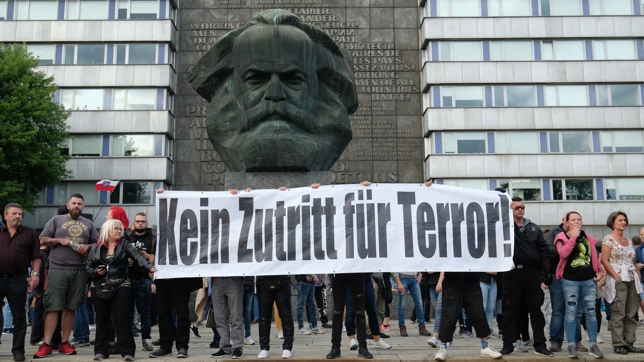 "Kein Zutritt für Terror": Rechte Demonstranten vor dem Karl-Marx-Monument.
