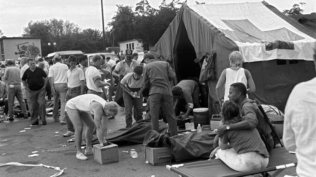 US-Soldaten und andere Helfer kümmern sich vor einem Zelt des Roten Kreuzes um die Opfer des Absturzes.