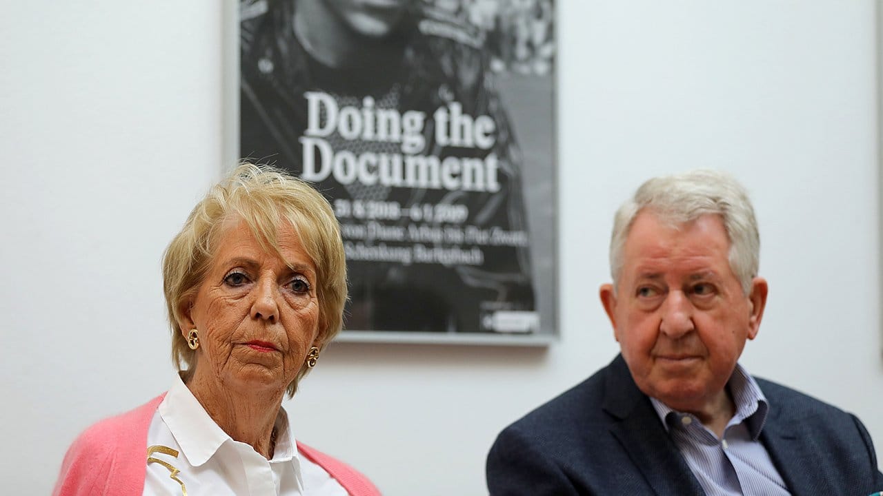 Die Sammler Ursula (l) und Kurt Bartenbach haben dem Museum Ludwig eine Sammlung dokumentarischer Fotografien gestiftet. Die Sammler Ursula (l) und Kurt Bartenbach haben dem Museum Ludwig eine Sammlung dokumentarischer Fotografien gestiftet.