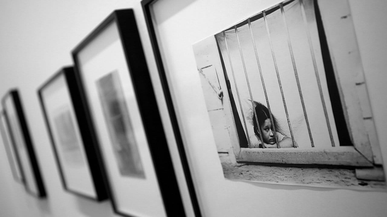Das Foto "Girl behind barred window" von Walker Evans in der Schau "Doing the Document" im Museum Ludwig. Das Foto "Girl behind barred window" von Walker Evans in der Schau "Doing the Document" im Museum Ludwig.