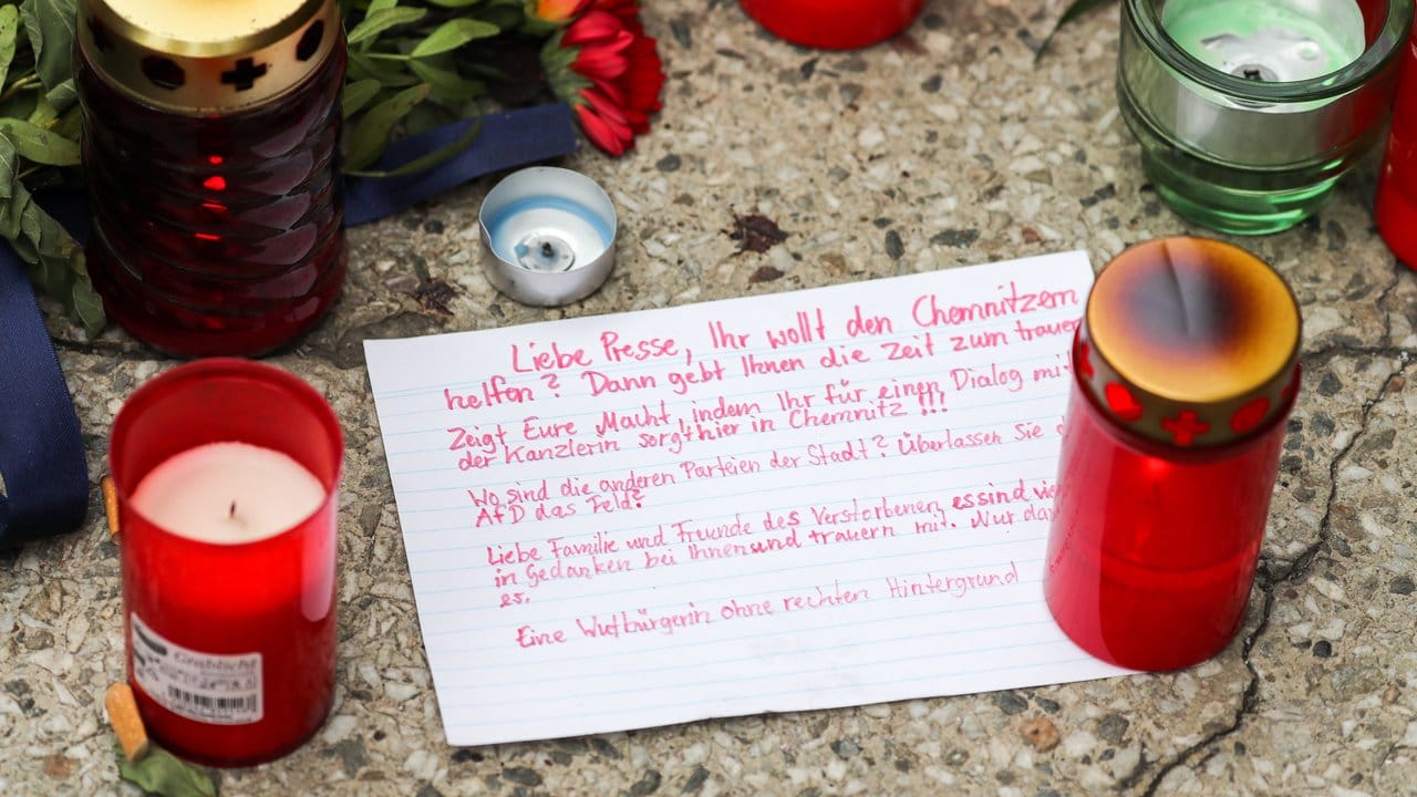 Eine Botschaft an die Presse liegt am Tatort in Chemnitz zwischen Blumen und Kerzen, unterzeichnet von einer "Wutbürgerin ohne rechten Hintergrund".