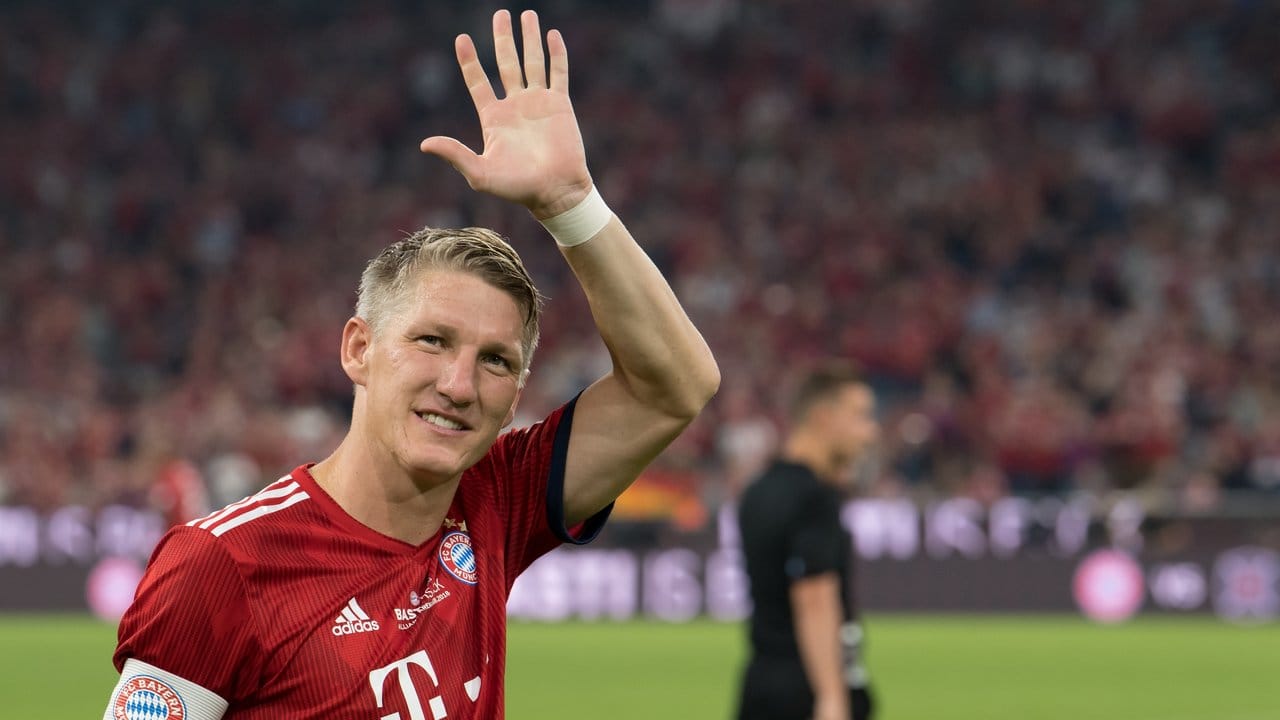 Bastian Schweinsteiger wird bei seinem Abschiedsspiel in München von den Fans gefeiert. Bastian Schweinsteiger wird bei seinem Abschiedsspiel in München von den Fans gefeiert.