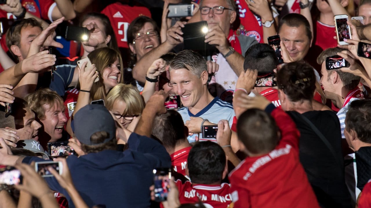Bastian Schweinsteiger kommt vor dem Spiel ins Stadion und wir von Fans und Journalisten umringt. Bastian Schweinsteiger kommt vor dem Spiel ins Stadion und wir von Fans und Journalisten umringt.
