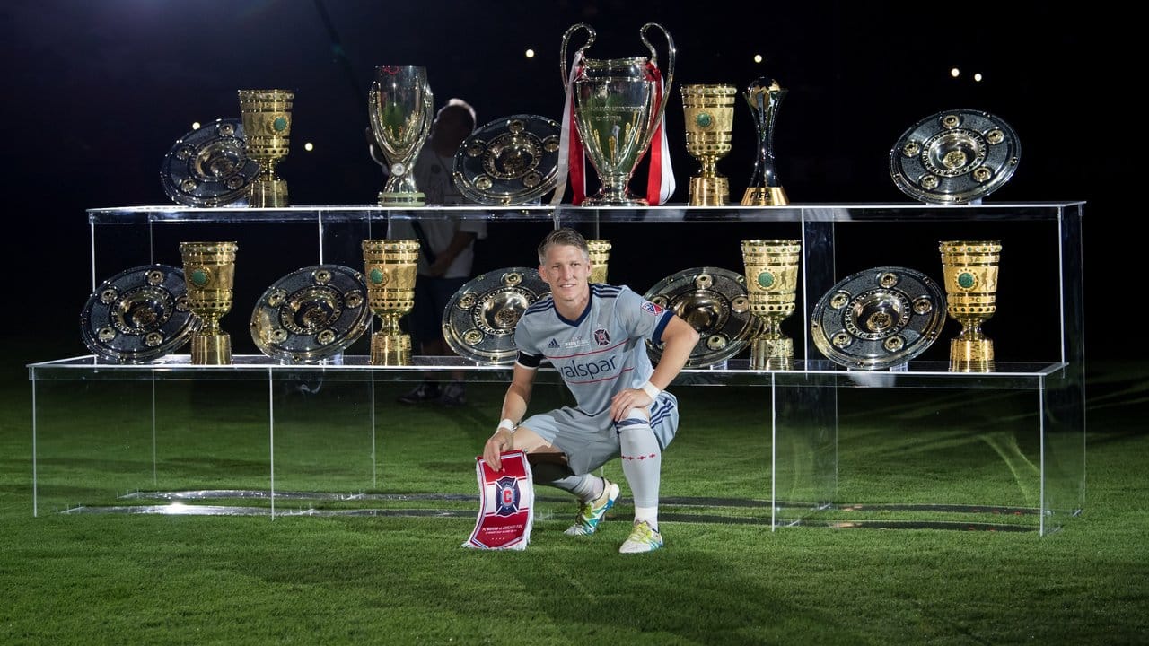 Im Trikot von Chicago Fire posiert Bastian Schweinsteiger vor dem Abschiedsspiel vor einer Wand aus Pokalen des FC Bayern München. Im Trikot von Chicago Fire posiert Bastian Schweinsteiger vor dem Abschiedsspiel vor einer Wand aus Pokalen des FC Bayern München.