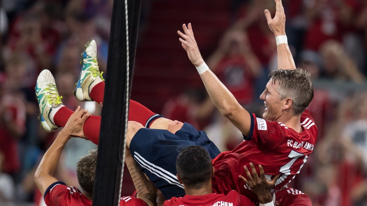 Nach dem Spiel lassen die Bayern-Spieler Bastian Schweinsteiger hochleben. Nach dem Spiel lassen die Bayern-Spieler Bastian Schweinsteiger hochleben.