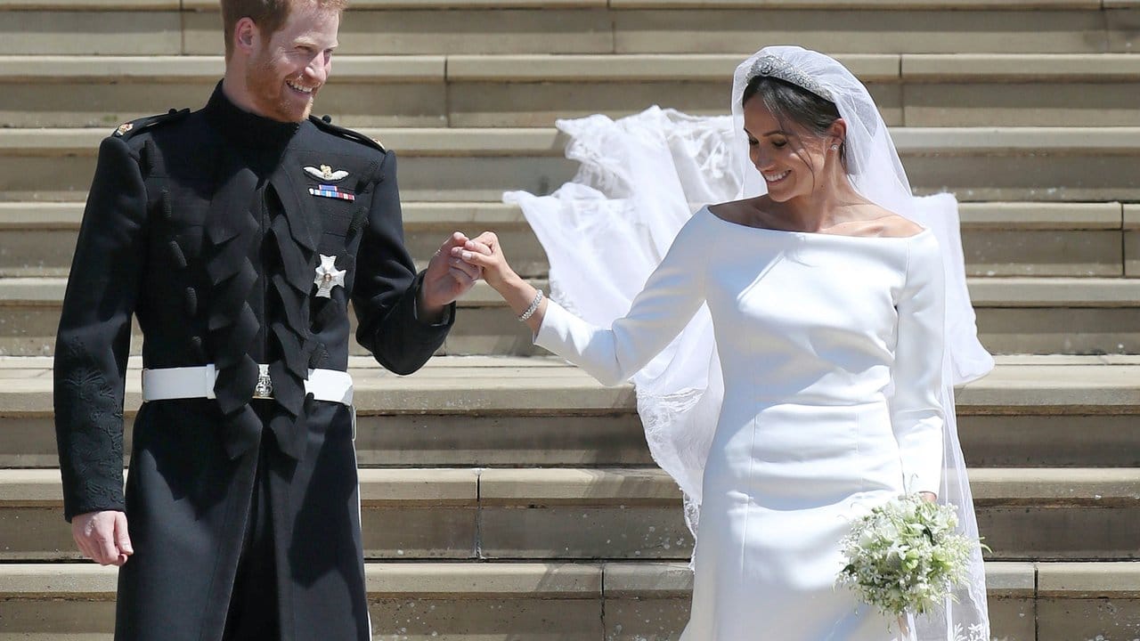 Prinz Harry hölt seine Frau Meghan beim Verlassen der St. Prinz Harry hölt seine Frau Meghan beim Verlassen der St.