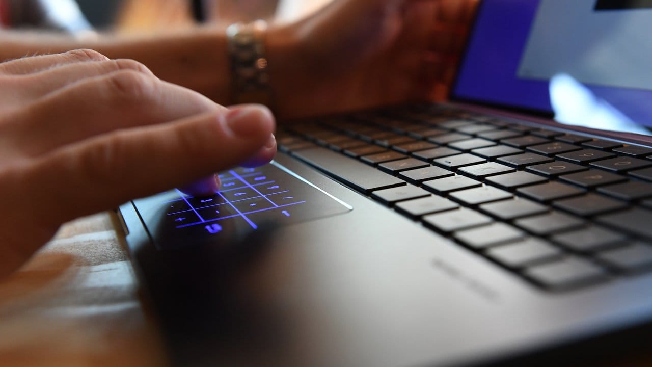 Bei den beiden kleineren Varianten der neuen Asus-Zenbook-Notebooks lässt sich das Touchpad bei Bedarf in einen beleuchteten Ziffernblock verwandeln. Bei den beiden kleineren Varianten der neuen Asus-Zenbook-Notebooks lässt sich das Touchpad bei Bedarf in einen beleuchteten Ziffernblock verwandeln.