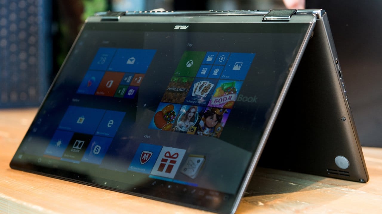 Eben noch ein Notebook, jetzt schon ein Tablet: Das Display der Zenbook-Flip-Geräte von Asus lässt sich frei um 360 Grad drehen.