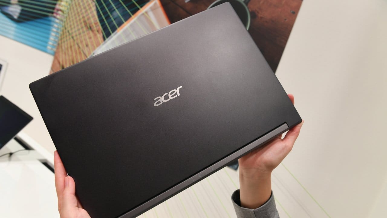 Im neuen Notebook Aspire 7 arbeitet ein Kaby-Lake-G Prozessor, den Intel aus einer Core-i7- oder Core-i5-CPU und dem vom Konkurrenten AMD zugekauften Grafikchip Radeon-Vega-M zusammengesetzt hat. Im neuen Notebook Aspire 7 arbeitet ein Kaby-Lake-G Prozessor, den Intel aus einer Core-i7- oder Core-i5-CPU und dem vom Konkurrenten AMD zugekauften Grafikchip Radeon-Vega-M zusammengesetzt hat.