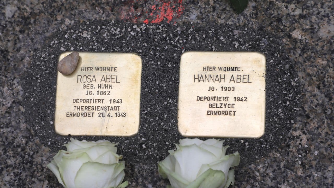 Inmitten der aktuellen Empörung über die Vorgänge in Chemnitz verlegt der Kölner Künstler Gunter Demnig 19 neue Stolpersteine in der Stadt.