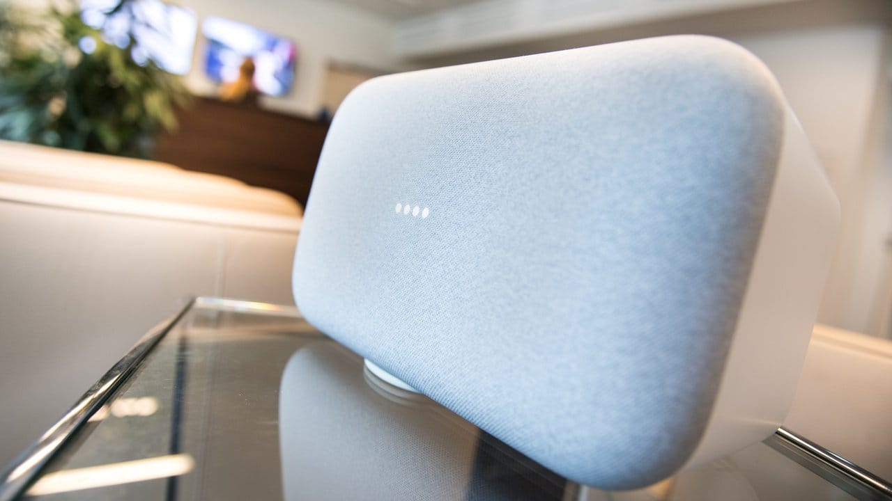 Googles bislang größter Smartspeaker: Der Home Max soll mit seiner Stoffbespannung in Wohnzimmern eine gute Figur machen.