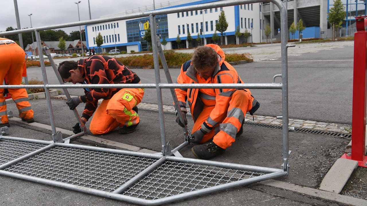 Vorbereitungen in Chemnitz: Arbeiter errichten Absperrgitter von dem Stadion, wo die rechtspopulistische Bewegung Pro Chemnitz demonstrieren wil.