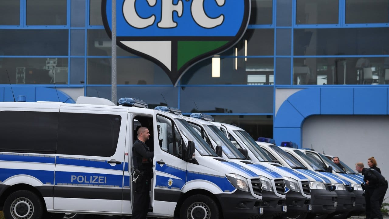 Polizeifahrzeuge vor Beginn der Demonstration vor dem Stadion in Chemnitz.