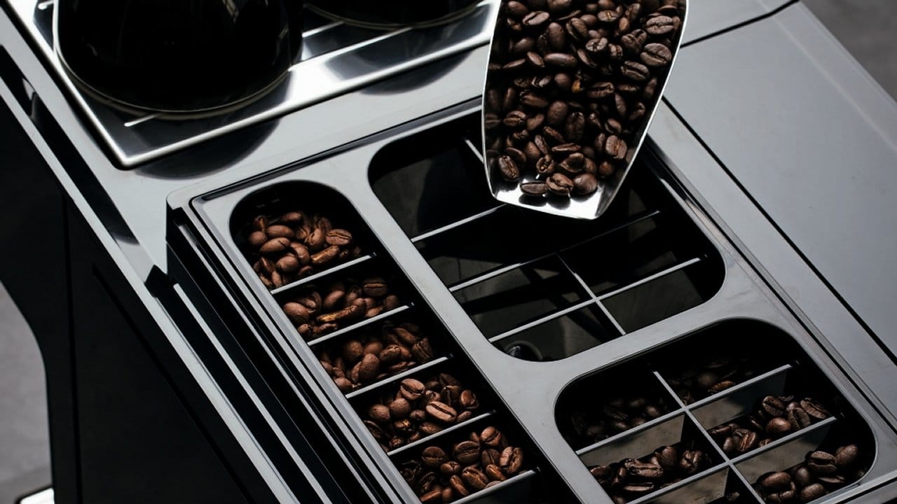 Der Vollautomat CM 7750 CoffeeSelect von Miele hat drei Behälter für verschiedene Kaffeebohnen.