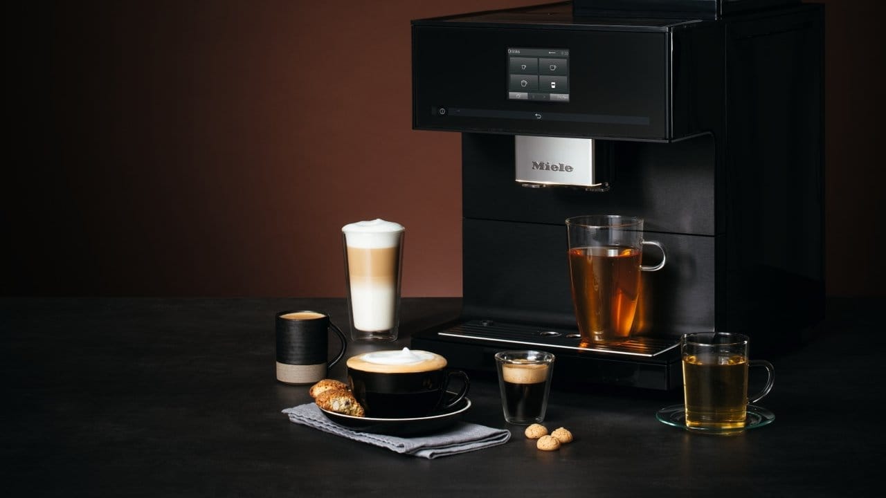 Der Vollautomat CM 7750 CoffeeSelect von Miele kann mehr als Kaffee: Auch Tee lässt sich damit zubereiten.
