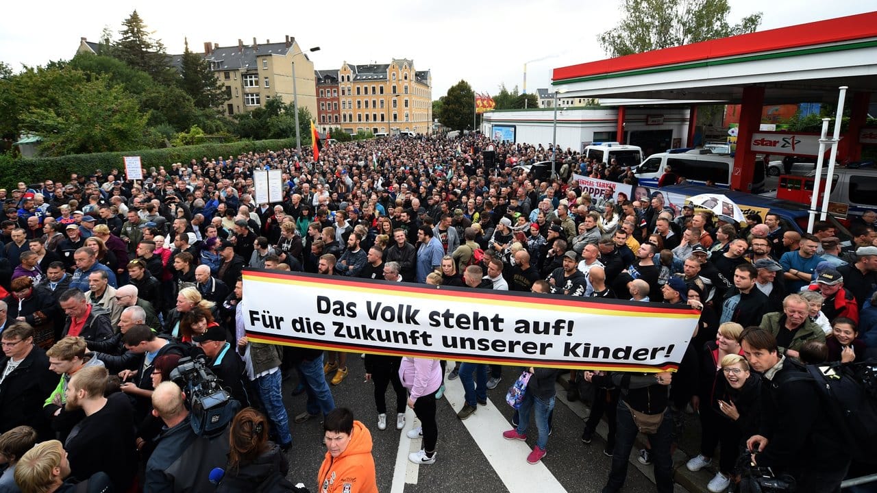 Demonstranten nehmen an der Kundgebung teil, zu der die Bewegung Pro Chemnitz aufgerufen hat.