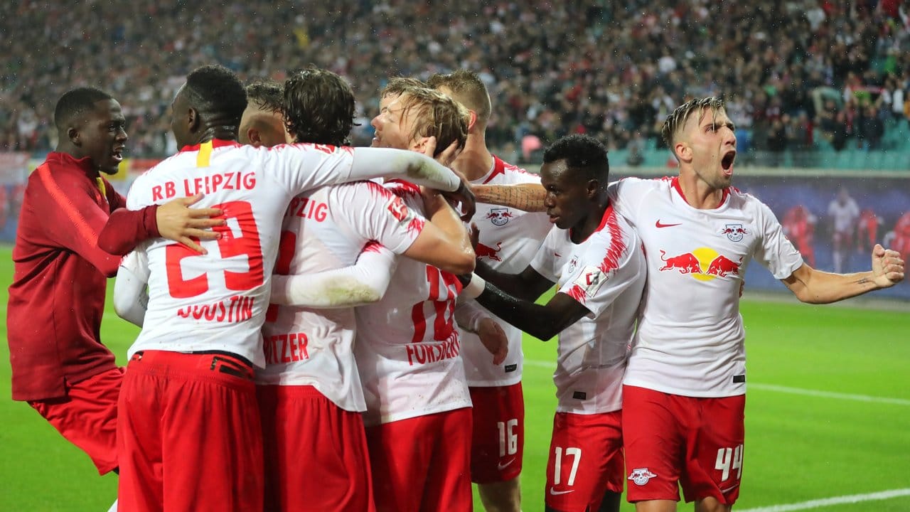 Die Spieler von RB Leipzig feiern den Elfmeter-Treffer zum 3:2 in der 90.