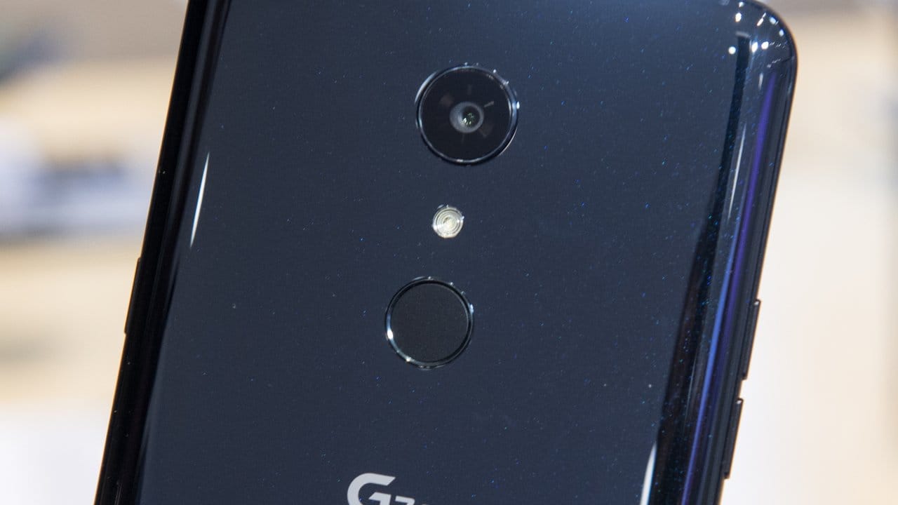 Die Glasrückseite gehört bei Smartphones, die etwas auf sich halten, zum guten Ton - so auch biem G7 Fit, das LG zwischen Ober- und Mittelklasse verortet.