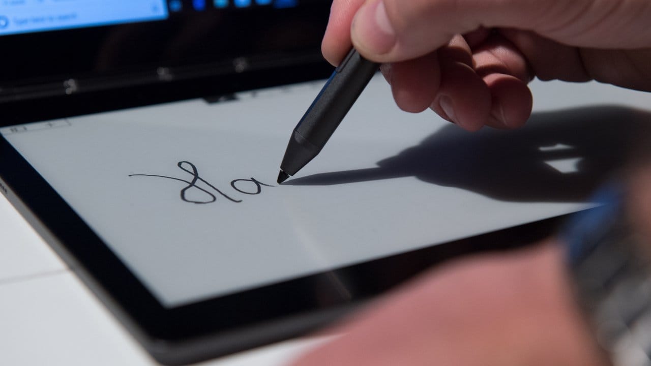 Mit der Hand schreiben und gleich in Maschinenschrift übertragen lassen: Das leistet Lenovos neues Yoga Book C930 mit E-Ink-Bildschirm.