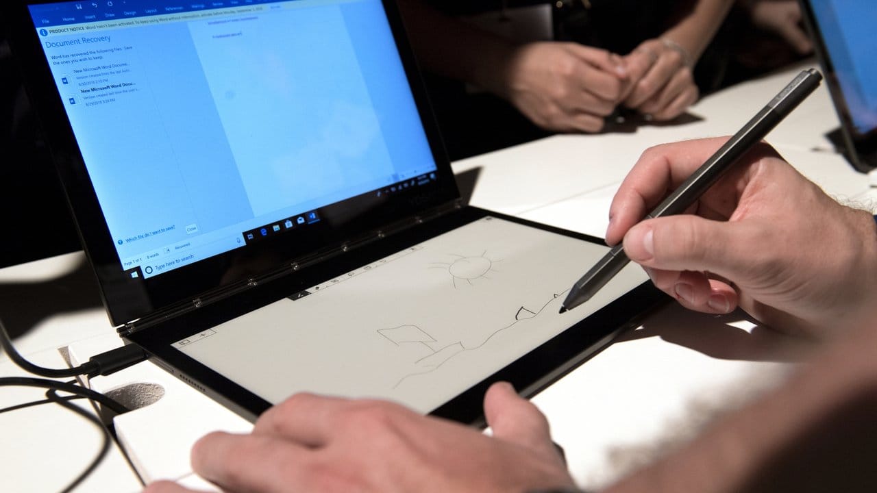 Mit dem E-Ink-Display des Lenovo Yoga Book C930 lassen sich zum Beispiel Zeichnungen vom einen auf das andere Display übertragen.
