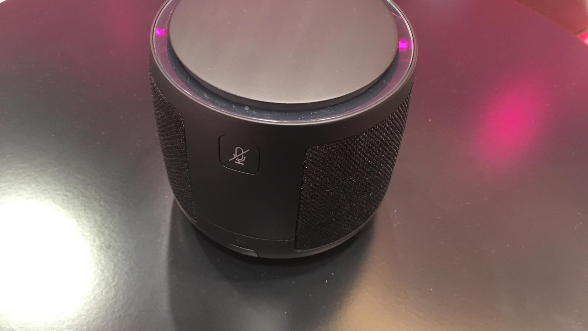 Überraschend präsentierte die Deutsche Telekom einen eigenen Smart Speaker. Das erste Gerät aus Deutschland dieser Art wird 150 Euro kosten. Derzeit können sich 1.000 Telekom-Kunden als Tester für das Gerät bewerben.