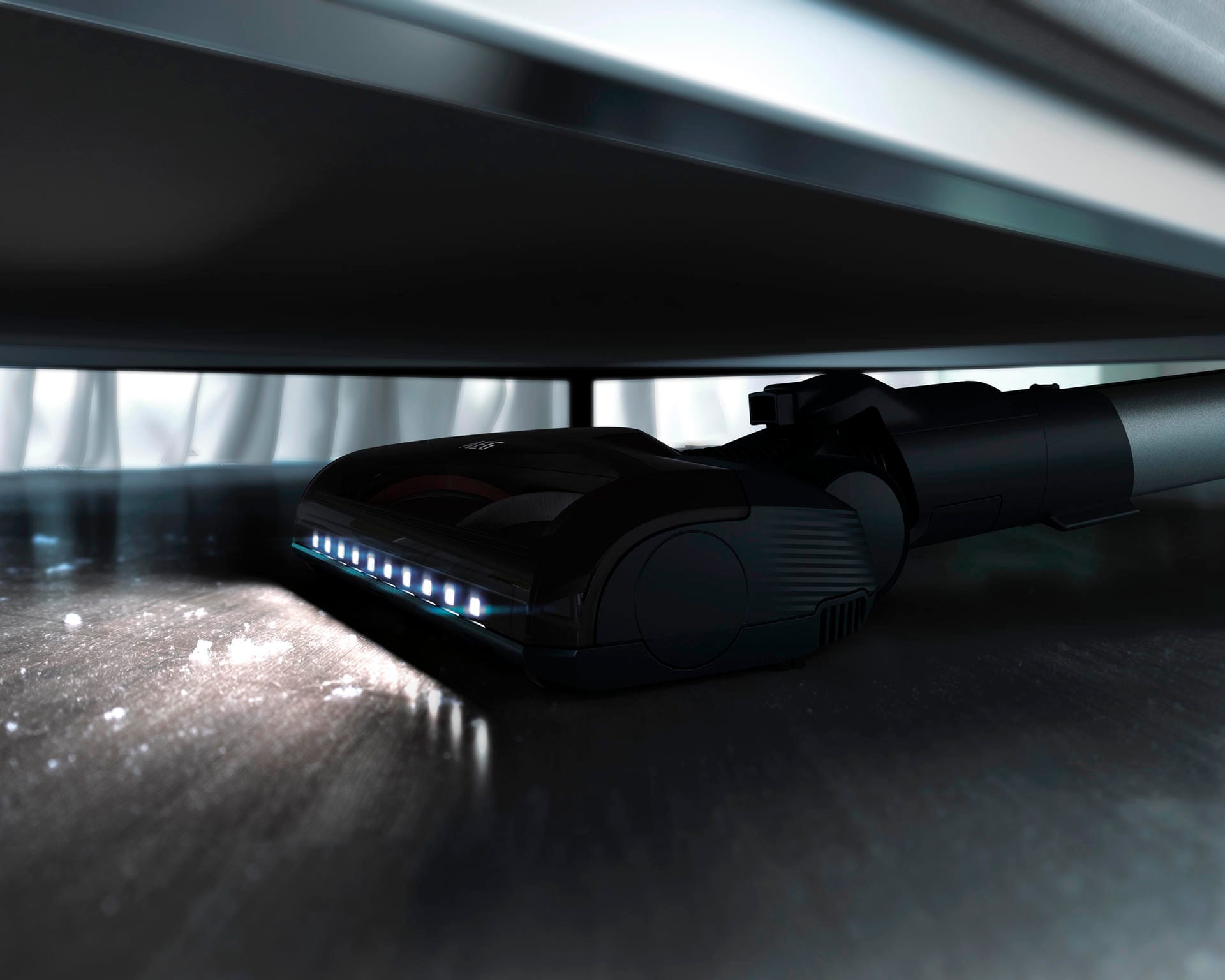 Der Akkusauger FX9 von AEG verfügt vorne über LEDs, so dass zum Beispiel Krümel unter der Couch besser zu sehen sind.
