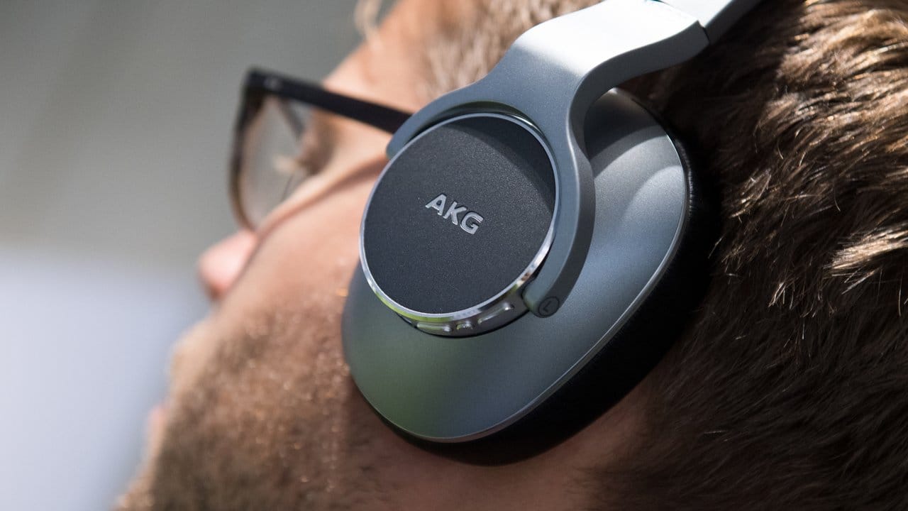 Der neue Kopfhörer N700 NC von AKG blendet die Umgebung aus, lässt aber Stimmen oder Verkehrsgeräusche durch.
