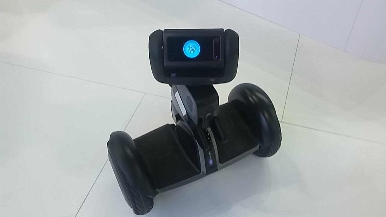 Der Segway-Roboter Loomo folgt auf Befehl seinem Auftraggeber auf Schritt und Tritt. Zudem können Nutzer auch auf das Gerät steigen und wie ein Segway damit fahren.