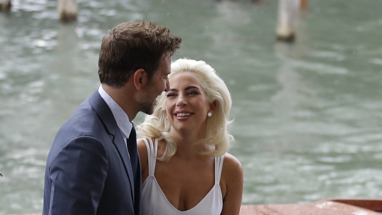 Lady Gaga (r) und Bradley Cooper beim Filmfestival in Venedig. Lady Gaga (r) und Bradley Cooper beim Filmfestival in Venedig.
