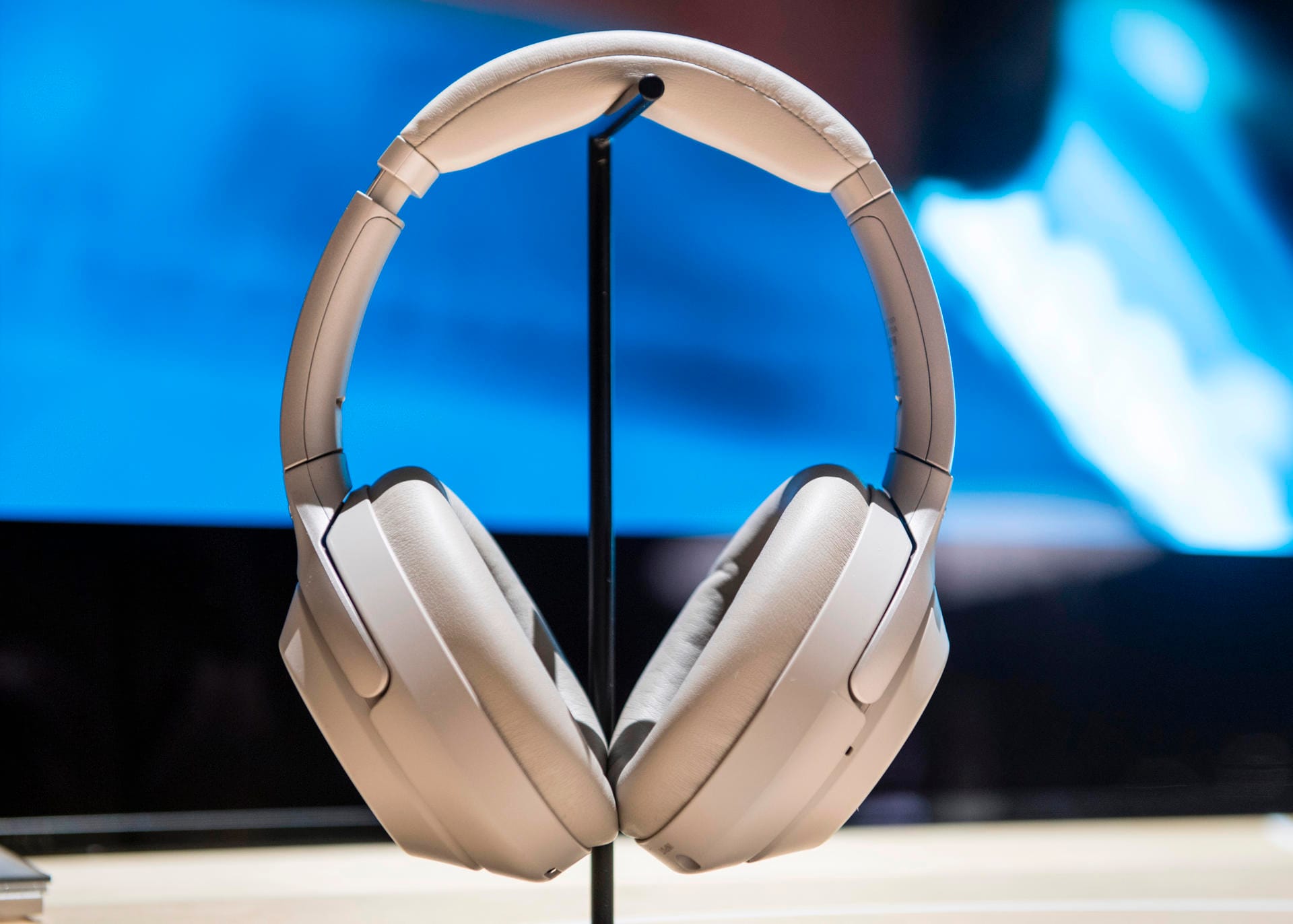 Sonys neuer Kopfhörer WH-1000XM3 (circa 380 Euro) kann Umgebungsgeräusche herausfiltern und verschiedene Geräuschquellen unterscheiden. Der Akku soll bis zu 30 Stunden durchhalten.