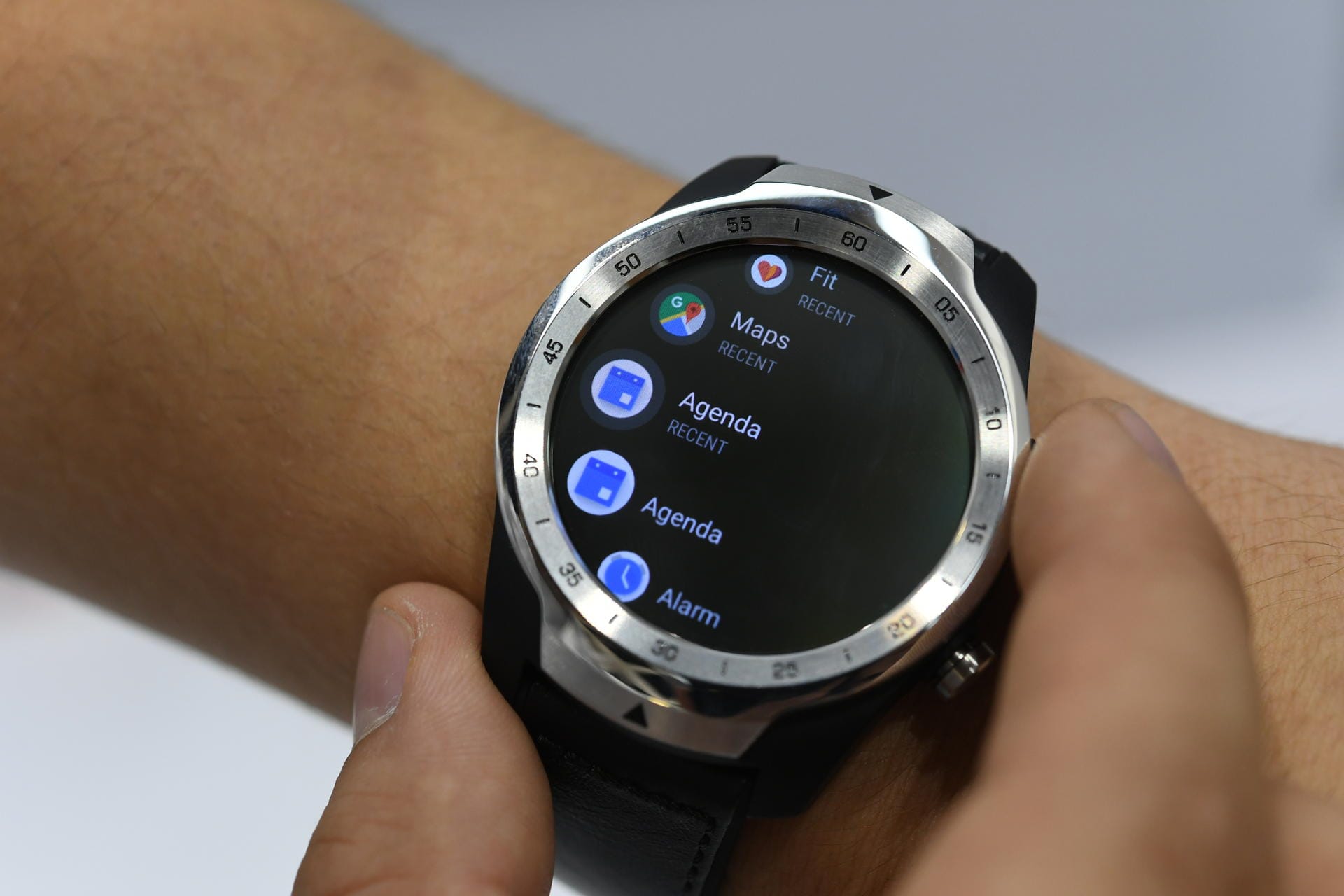 Die Smartwatch TicWatch Pro von Mobvoi läuft mit Googles Wear OS: Apps aus dem Google Play Store lassen sich direkt auf der Uhr auswählen und installieren.