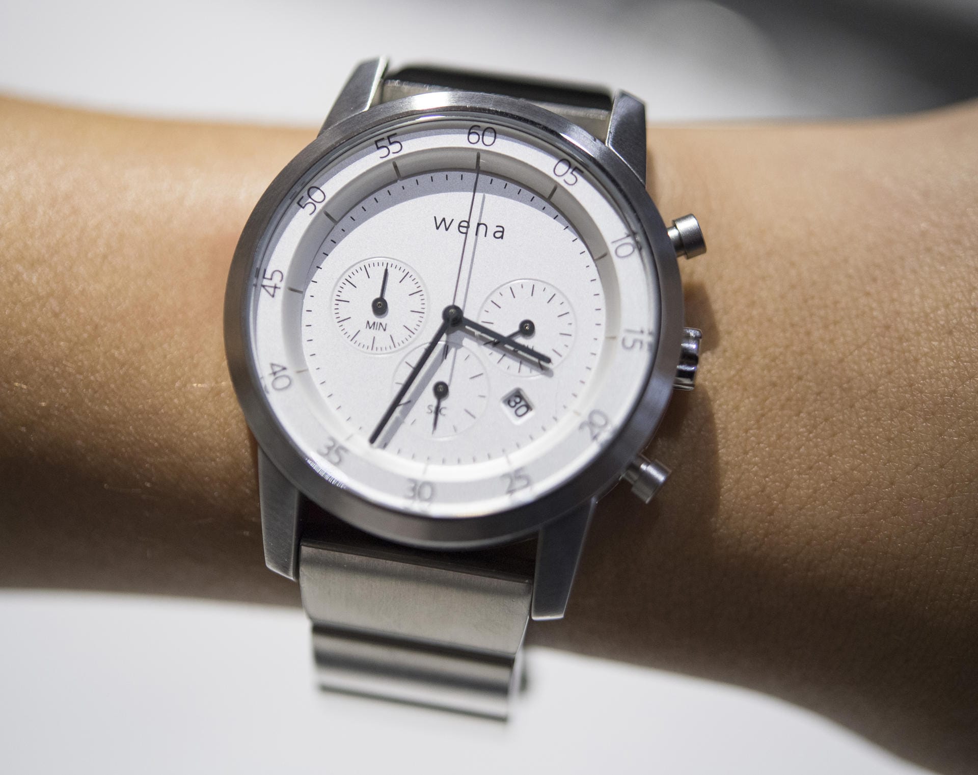 Sieht auch gar nicht nach Smartwatch aus: Die gesamte smarte Technik ist hier in Sonys Wena-Armband versteckt, das sich mit klassischen Uhren verbinden lässt – hier mit der Armband-Variante aus Metall.