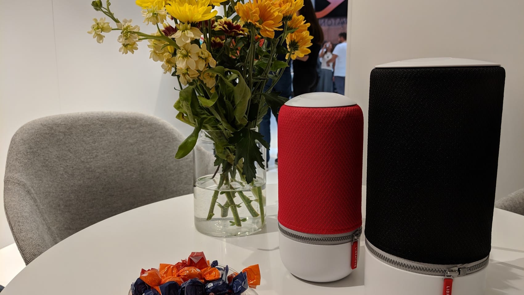 Der Audio-Spezialist Libratone bringt seinen Smart Speaker Zipp 2 nach Deutschland. Die Lautsprecher-Säule mit dem auffälligen Design soll ab Oktober erhältlich sein und kommt in zwei Varianten, einmal mit sechs und einmal mit drei Lautsprechern. Kostenpunkt: 299 beziehungsweise 249 Euro. Anders als das Vorgängermodell reagiert Zip2 auf das Signalwort "Alexa": Amazons Sprachassistentin wurde in das Gerät integriert. Außerdem lassen sich jetzt über das Touchpad auf der Oberseite mehr Funktionen bedienen.