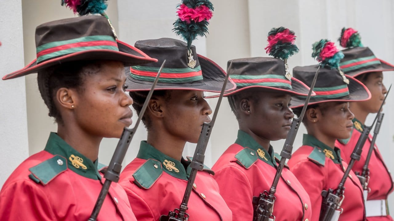 Soldatinnen der Präsidentengarde stehen am Tor zum "State House" in Abuja, dem Sitz des Präsidenten.