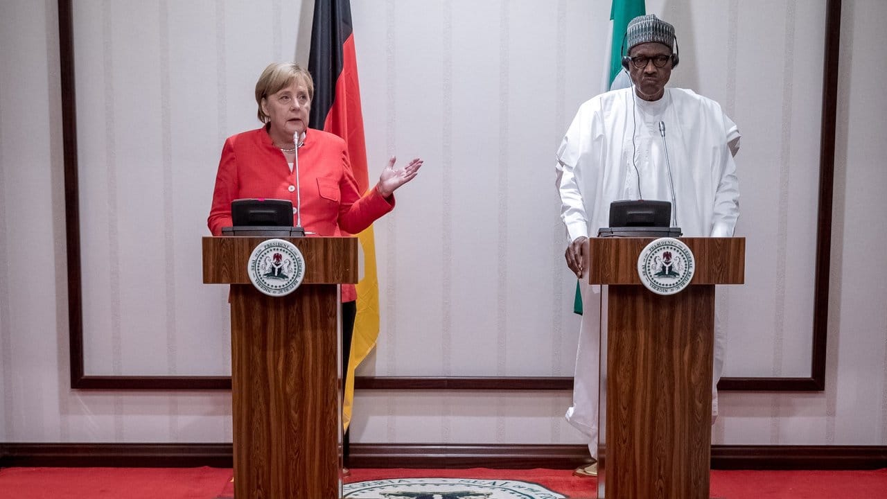 Bundeskanzlerin Merkel und Präsident Buhari bei einer gemeinsamen Pressekonferenz.