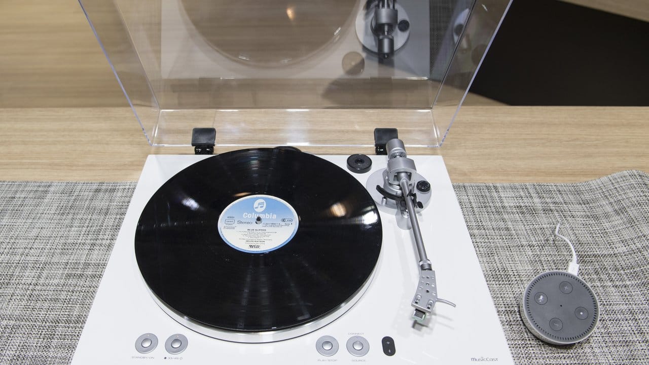 Yamahas neuer Plattenspieler Musiccast Vinyl 500 ist auch über Amazons Sprachassistenten Alexa steuerbar.