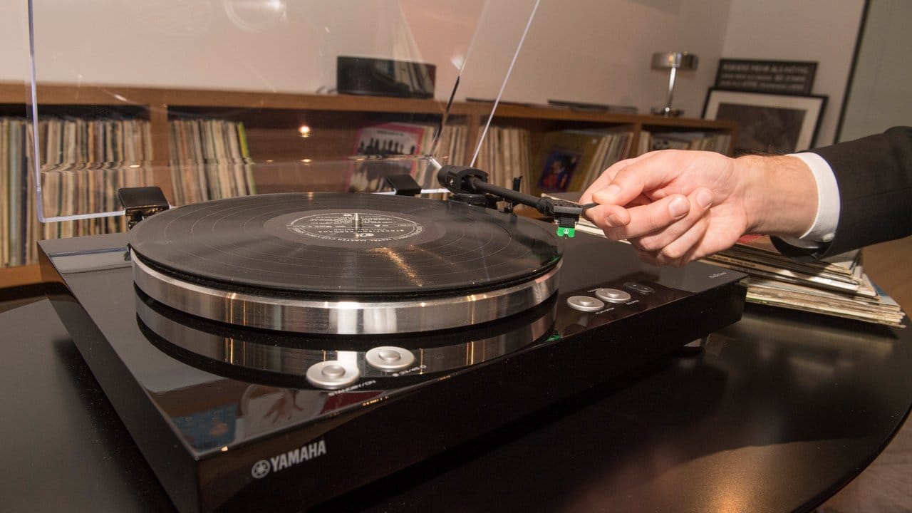 Yamahas neuer Plattenspieler Musiccast Vinyl 500 ist nicht nur ein Vinylrotierer, sondern auch vernetzte Musikzentrale mit zahlreichen Streamingoptionen.