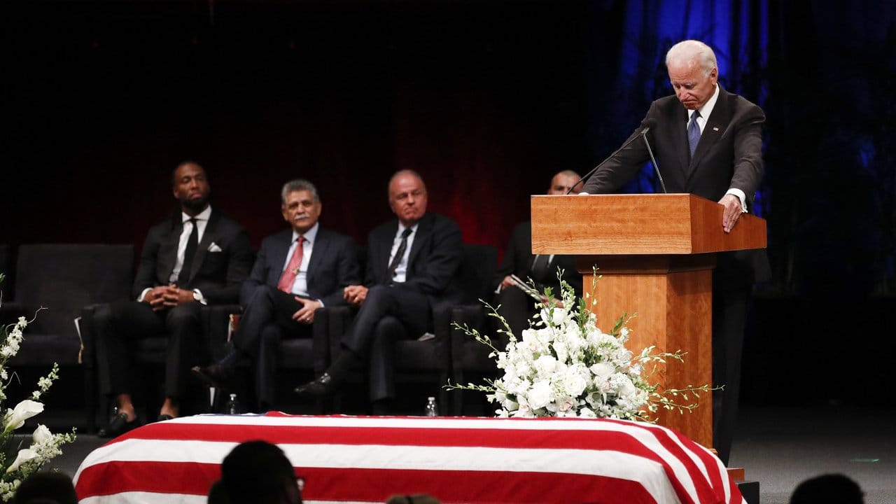 "John war ein Held", sagte Joe Biden auf der Trauerfeier.