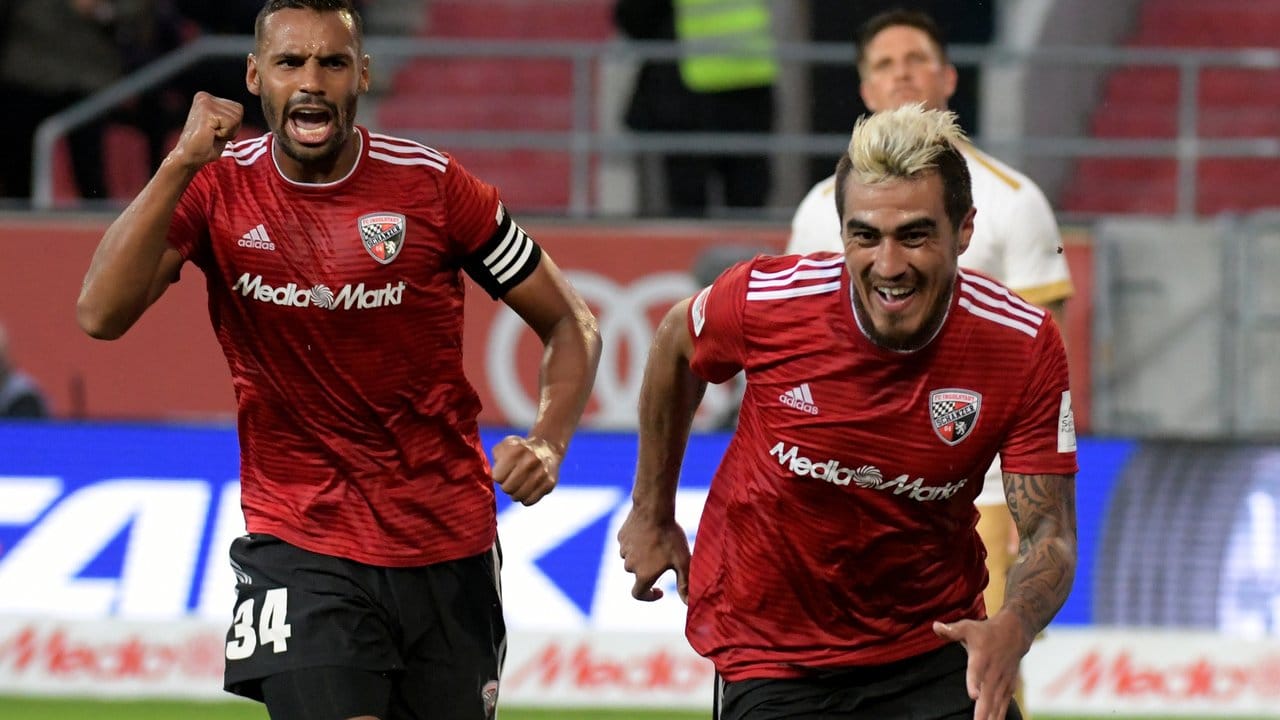 Dario Lezcano (r) hat den Treffer zum 3:2 für den FC Ingolstadt gegen Erzgebirge Aue erzielt. Dario Lezcano (r) hat den Treffer zum 3:2 für den FC Ingolstadt gegen Erzgebirge Aue erzielt.