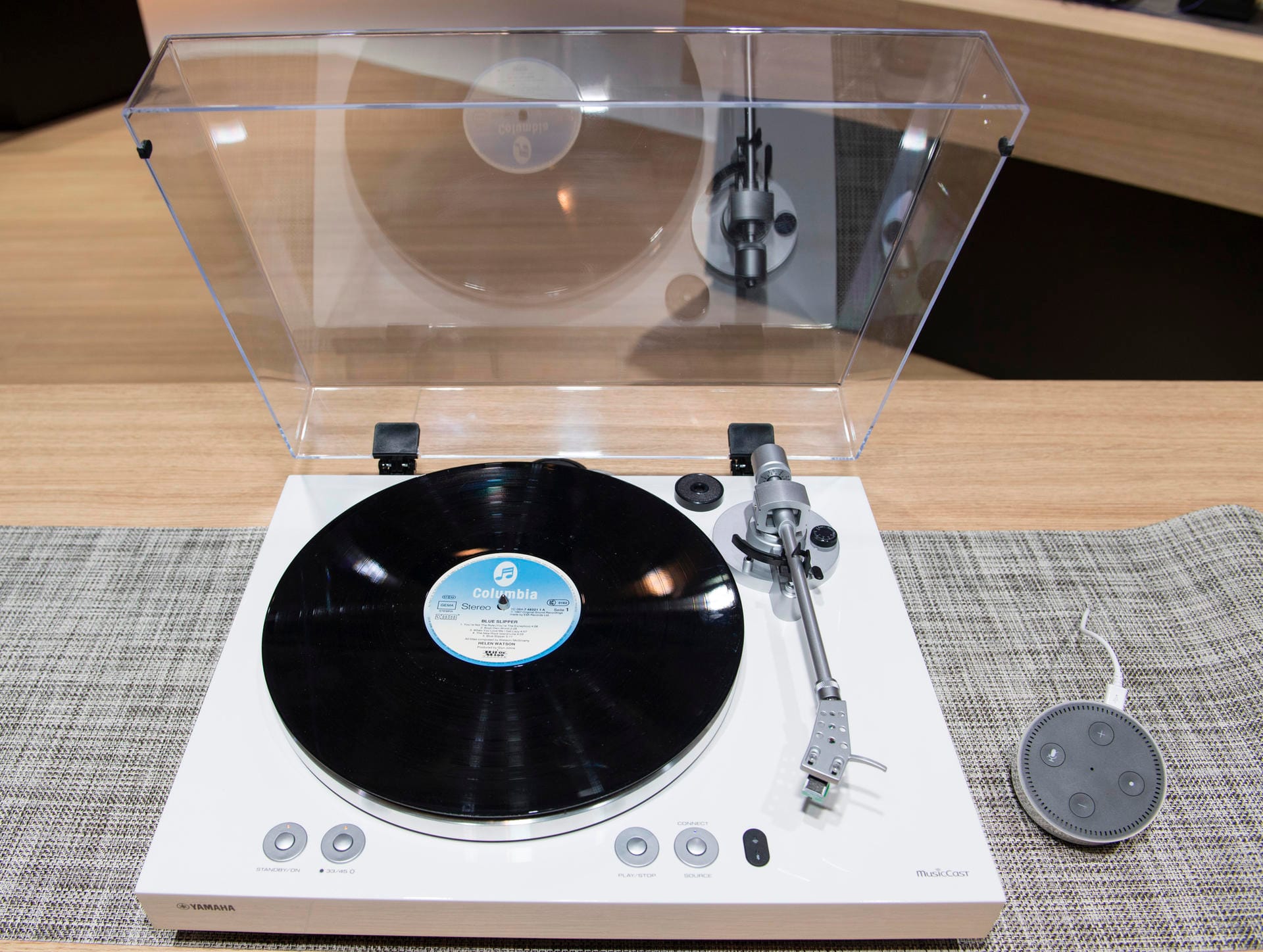 Yamahas neuer Plattenspieler Musiccast Vinyl 500 auch über Amazons Sprachassistenten Alexa steuerbar. Dazu brauchen Nutzer allerdings noch ein Alexa-Gerät wie hier Amazons Echo Dot (r).
