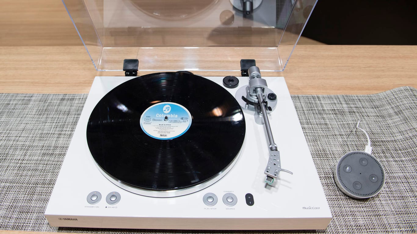 Yamahas neuer Plattenspieler Musiccast Vinyl 500 auch über Amazons Sprachassistenten Alexa steuerbar. Dazu brauchen Nutzer allerdings noch ein Alexa-Gerät wie hier Amazons Echo Dot (r).