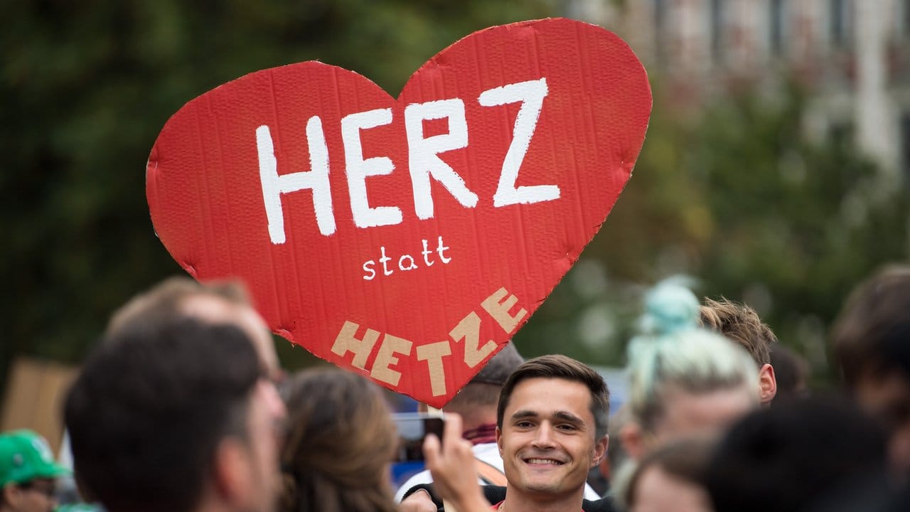 "Herz statt Hetze": Ein Teilnehmer der Kundgebung des Bündnisses Chemnitz Nazifrei hält ein Schild in Herzform hoch. "Herz statt Hetze": Ein Teilnehmer der Kundgebung des Bündnisses Chemnitz Nazifrei hält ein Schild in Herzform hoch.