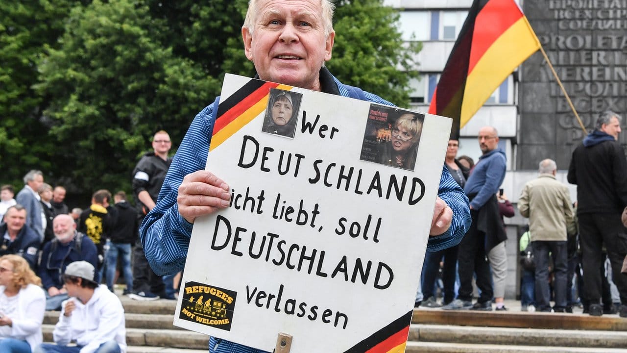 Ein Demonstrant hat ein Schild mitgebracht. Ein Demonstrant hat ein Schild mitgebracht.