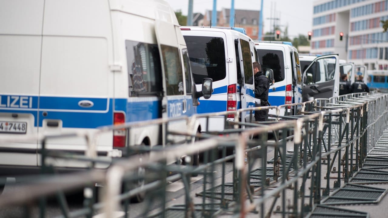 Nachdem die Polizei zunächst zurückhaltend im Stadtgebiet auf Streife war, stieg die Präsenz zum Nachmittag sichtbar an. Nachdem die Polizei zunächst zurückhaltend im Stadtgebiet auf Streife war, stieg die Präsenz zum Nachmittag sichtbar an.