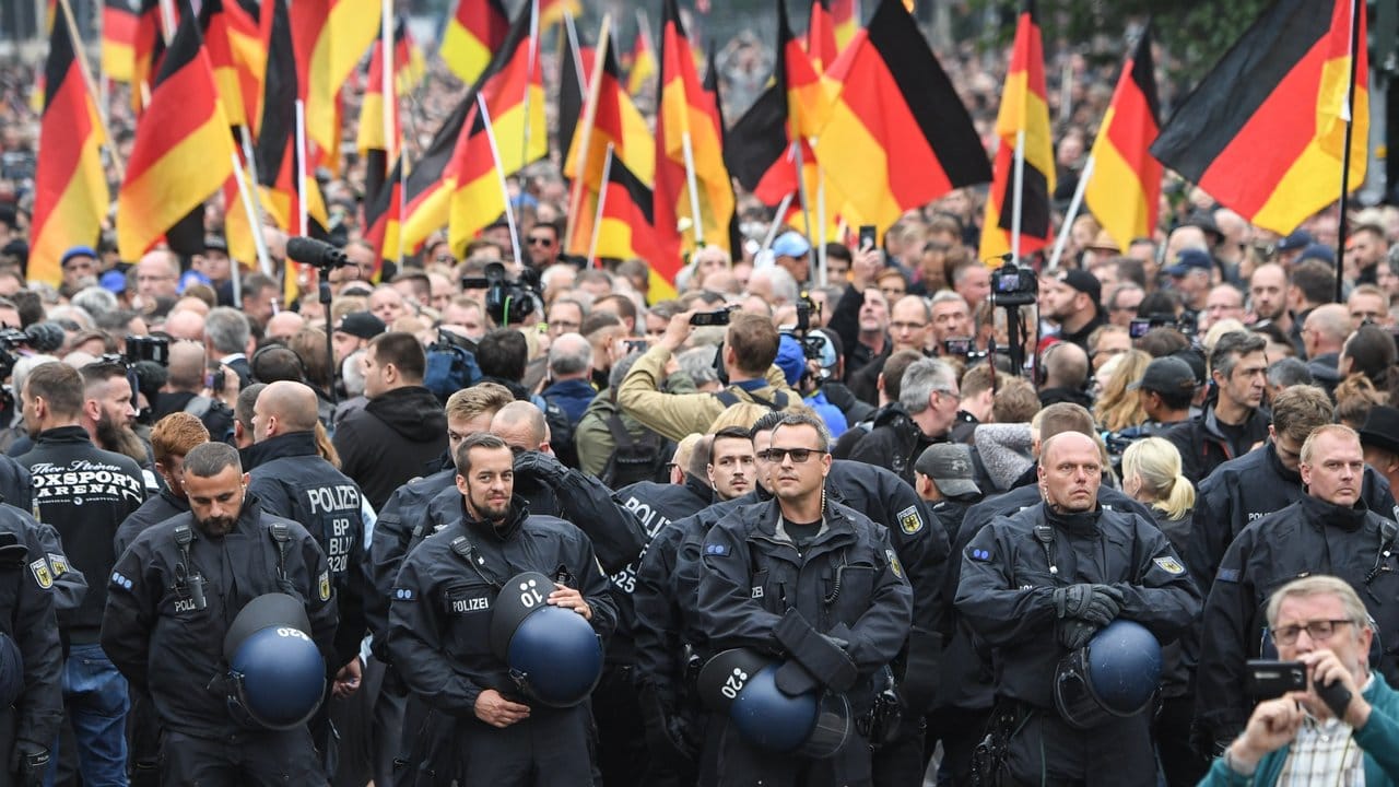 Polizisten schirmen die Demonstration von AfD, Pegida und Pro Chemnitz ab. Polizisten schirmen die Demonstration von AfD, Pegida und Pro Chemnitz ab.
